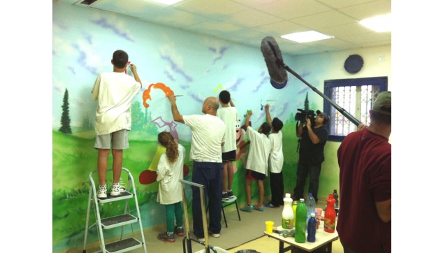 תלמידים מציירים את בית ספרם