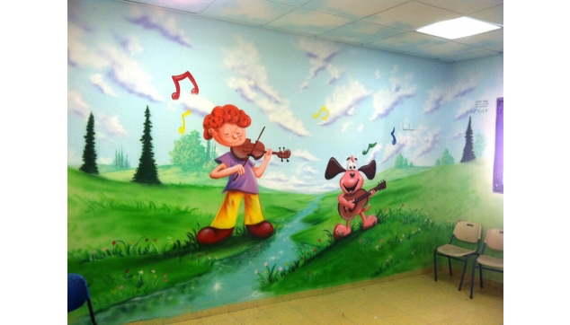 תלמידים מציירים את בית ספרם