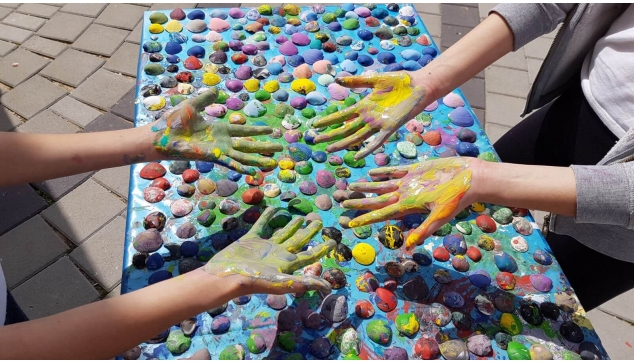 תלמידים מציירים את בית ספרם