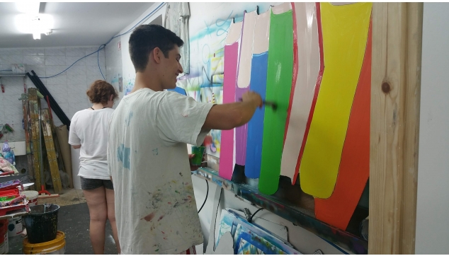 תלמידים מציירים את בית ספרם