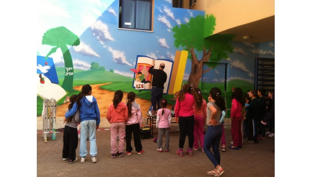 תלמידים מציירים את בית ספרם