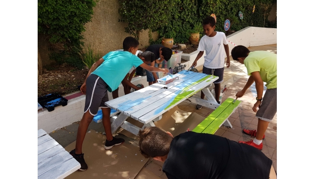 תלמידים מציירים את בית ספרם