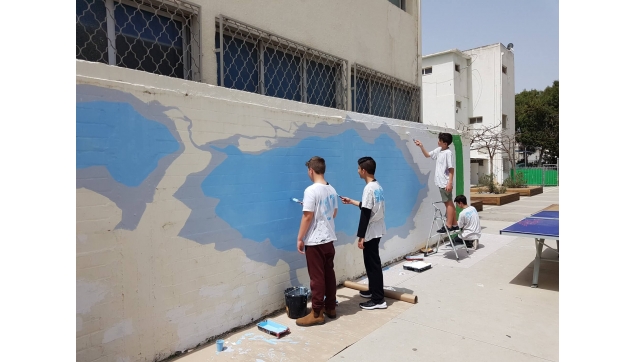 תלמידים מציירים את בית ספרם