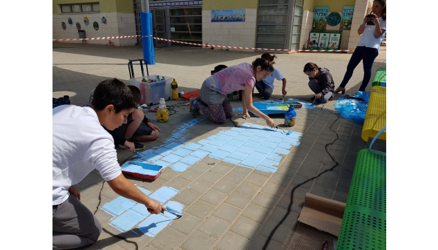 תלמידים מציירים את בית ספרם