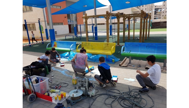 תלמידים מציירים את בית ספרם