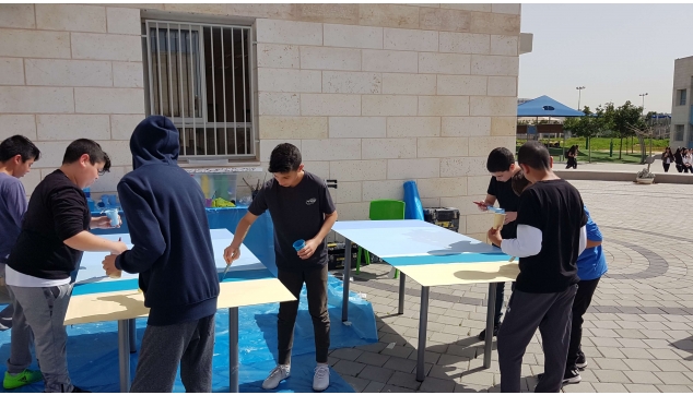 תלמידים מציירים את בית ספרם