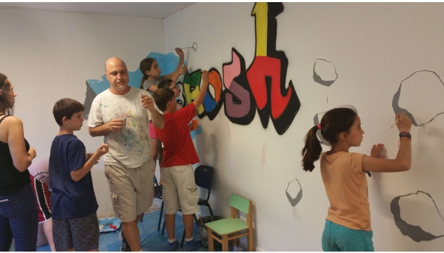 תלמידים מציירים את בית ספרם