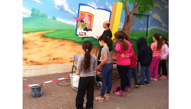 תלמידים מציירים את בית ספרם