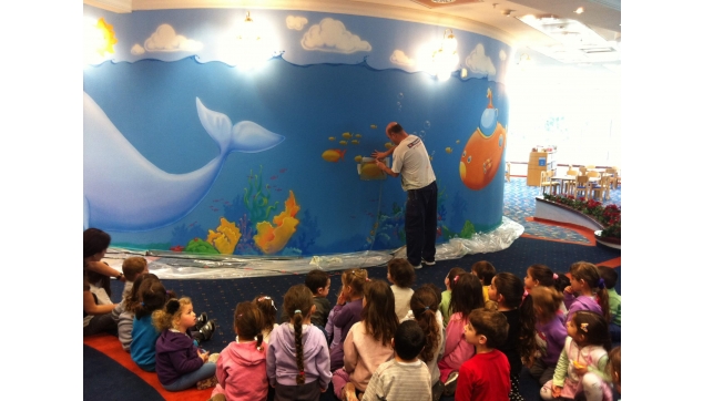 תלמידים מציירים את בית ספרם