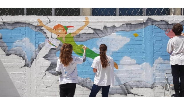 תלמידים מציירים את בית ספרם