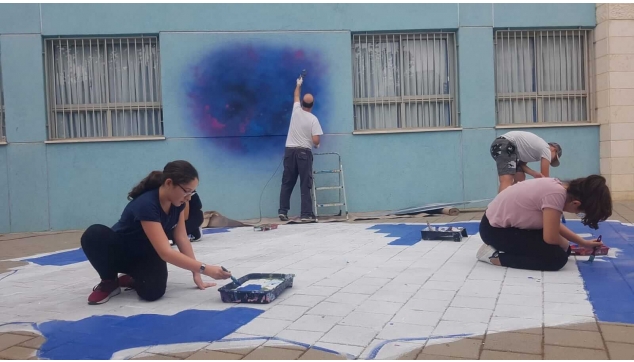 תלמידים מציירים את בית ספרם. חטב-נתניה