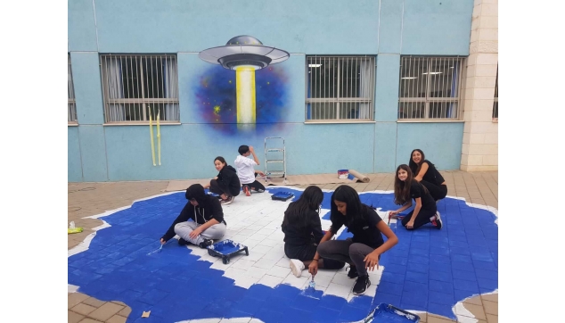 תלמידים מציירים את בית ספרם. חטב-נתניה