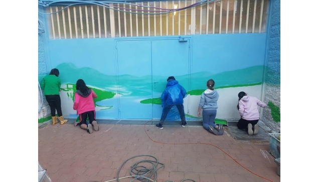 תלמידים מציירים את בית ספרם. חטב-נתניה