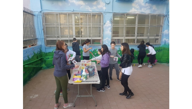 תלמידים מציירים את בית ספרם. חטב-נתניה