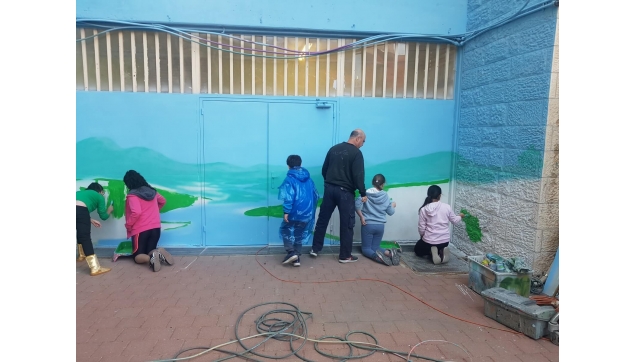 תלמידים מציירים את בית ספרם. חטב-נתניה