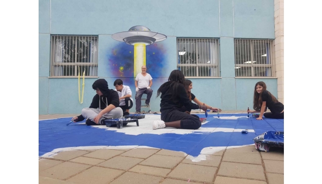 תלמידים מציירים את בית ספרם. חטב-נתניה