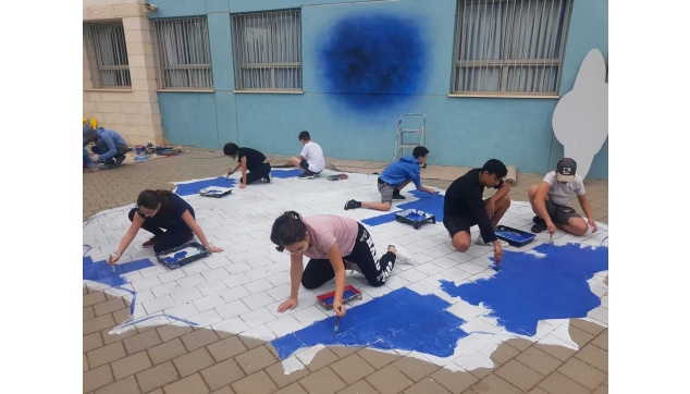 תלמידים מציירים את בית ספרם. חטב-נתניה