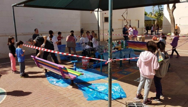 תלמידים מציירים על ספספלים בבית ספרם