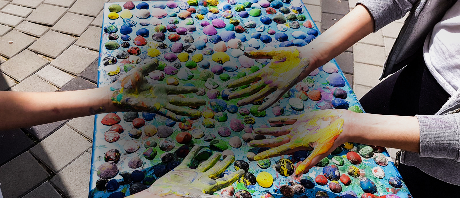 תלמידים מציירים את קירות בית ספרם