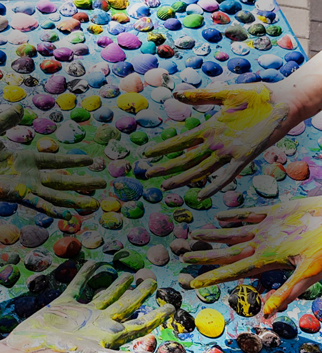 תלמידים מציירים קירות בית ספרם